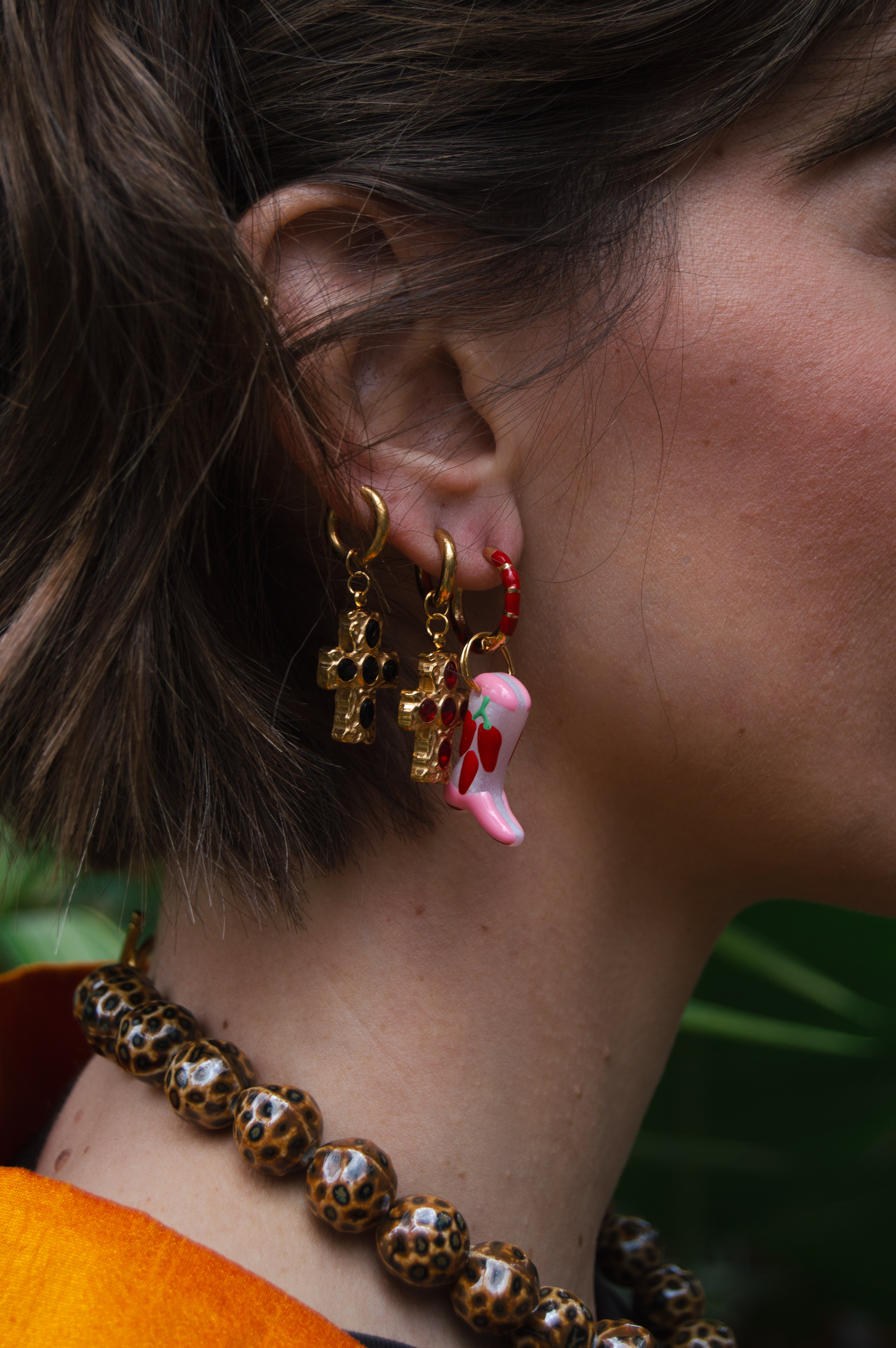 Pendiente mini cruz negra