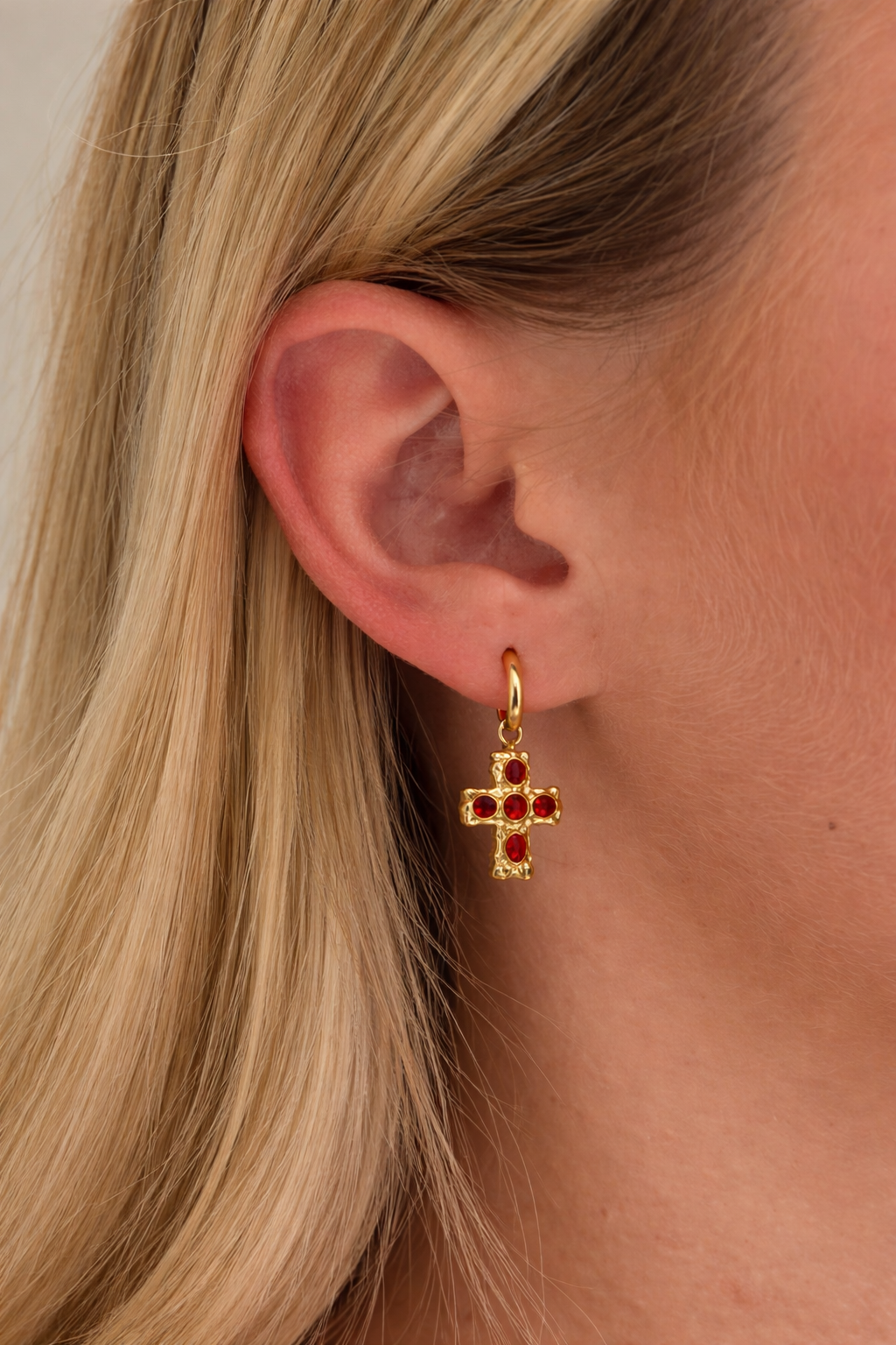 Pendiente mini cruz roja